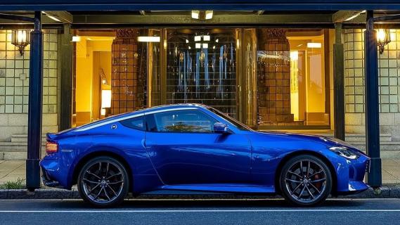 Nissan 400Z (2025) blauw zijkant