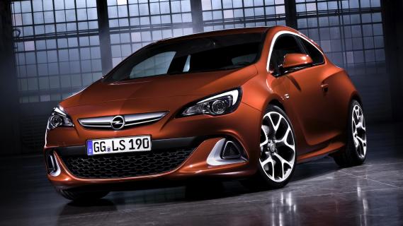 Opel Astra OPC (2012) rood zijkant links voor schuin studio