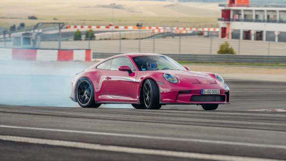 Porsche 911 S/T driftend door de bocht op het circuit