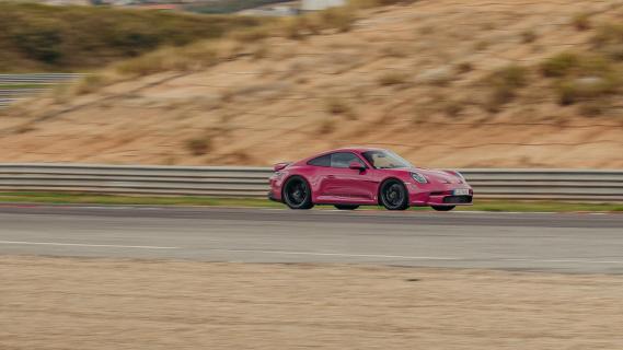 Porsche 911 S/T zijkant rechts circuit aanremmen