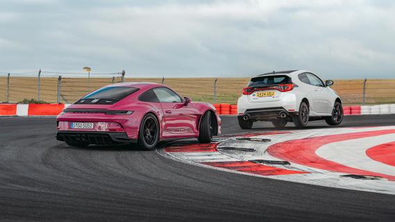 Porsche 911 S/T - Toyota GR Yaris door de bocht op het circuit