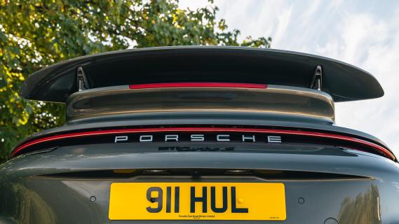 Porsche 911 Turbo S (992) Avenotrijn Groen achterzijde spoiler kentekenplaat