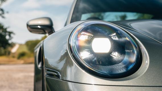 Porsche 911 Turbo S (992) Avonturijn Groen koplamp detail LED