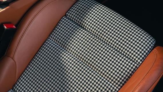 Porsche 911 Turbo S (992) interieur stoelen pepita/houndstooth bekleding Porsche Exclusive Manufaktur