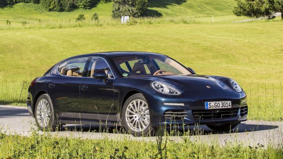 Porsche Panamera 4S Executive (970) blauw (2015) facelift zijkant rechts schuin voor gras groen bergweide