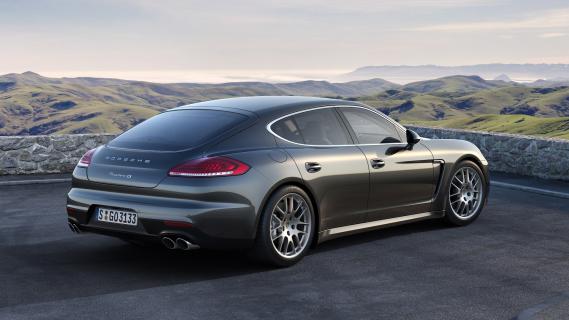 Porsche Panamera 4S (970) grijs facelift (2013) zijkant rechts achter buiten bergen