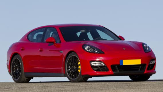 Porsche Panamera GTS (970) Karmijn rood (2013) zijkant voor schuin PCCB