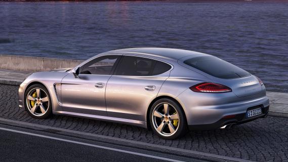 Porsche Panamera Turbo Executive (970) zilvergrijs (2014) zijkant schuin achter hoog water