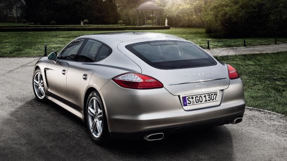 Porsche Panamera (970) zilvergrijs (2010) zijkant achter schuin buiten