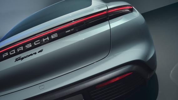 Porsche Taycan 4 (2024) groen zijkant achter badge