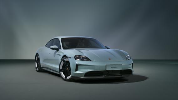 Porsche Taycan 4 (2024) groen zijkant voor schuin