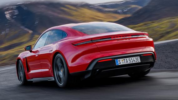 Porsche Taycan GTS sedan (2024) zijkant achter schuin rijdend