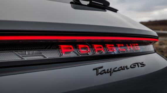 Porsche Taycan GTS Sport Tursimo (2024) grijs achterzijde badge