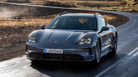 Porsche Taycan GTS Sport Tursimo (2024) grijs voorzijde schuin rijdend