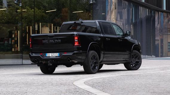 Ram 1500 Laramie (2025) zwart rechts achter schuin