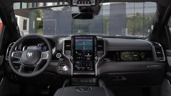 Ram 1500 Laramie (2025) zwart interieur dashboard