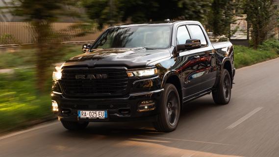 Ram 1500 Laramie (2025) zwart zijkant voor schuin rijdend