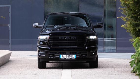 Ram 1500 Laramie (2025) zwart voorzijde