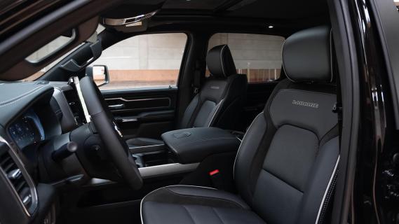 Ram 1500 Laramie (2025) zwart interieur stoelen