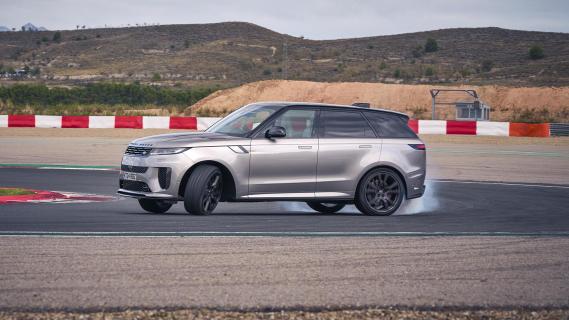 Range Rover Sport SV grijs driftend door bocht