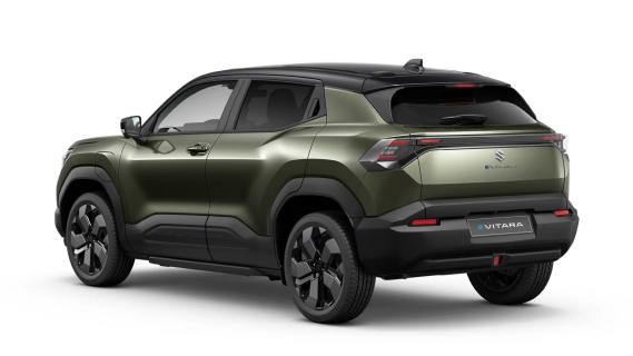 Suzuki e-Vitara (2025) groen zijkant achter schuin links studio