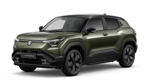 Suzuki e-Vitara (2025) groen zijkant voor schuin rechts studio