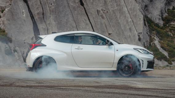 Toyota GR Yaris wit zijkant burnout