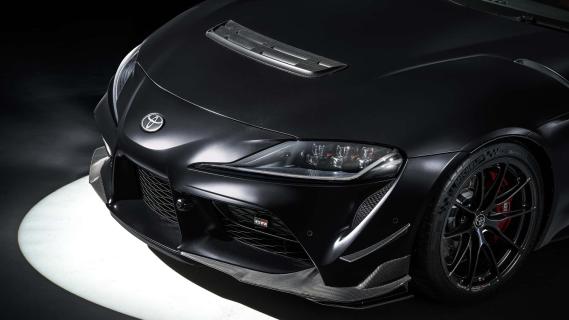 Toyota GR Supra A90 Special Edition (A90) zwart (2025) zijkant voor carbon splitter en motorkap