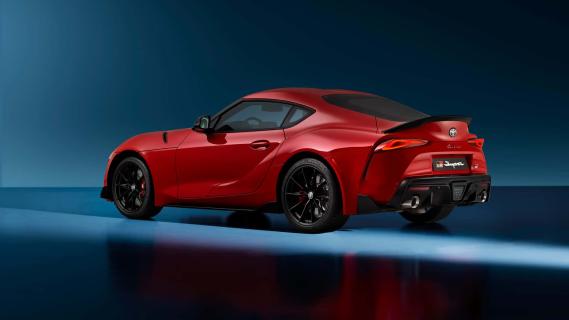 Toyota Supra Lightweight Evo (A90) rood (2025) zijkant links achter schuin studio