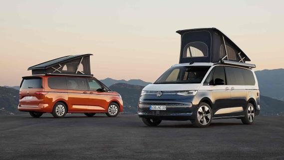 Volkswagen California eHybrid (2024) oranje rechtsachter zijkant blauw-wit zijkant linksvoor