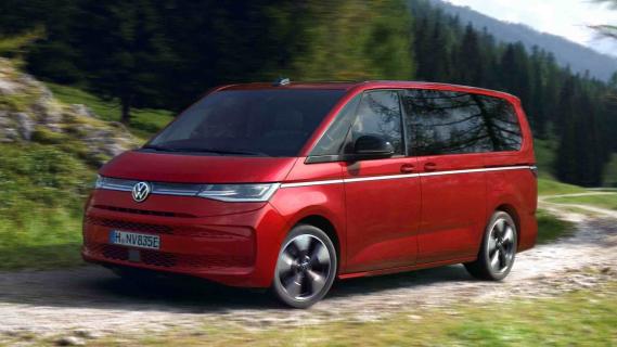 Volkswagen Multivan eHybrid 4Motion (2024) rood zijkant voor rechts rijdend over pas