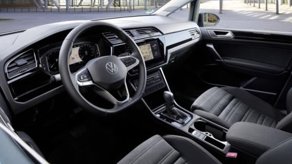 Volkswagen Touran (2024) interieur stuurwiel nieuwe logo schuin