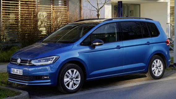 Volkswagen Touran (2024) blauw zijkant voor links schuin stilstaand