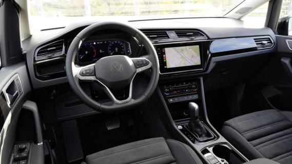 Volkswagen Touran (2024) interieur stuurwiel nieuwe logo