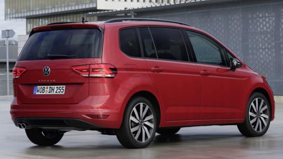 Volkswagen Touran TDI (2024) rood zijkant linksachter schuin stilstaand