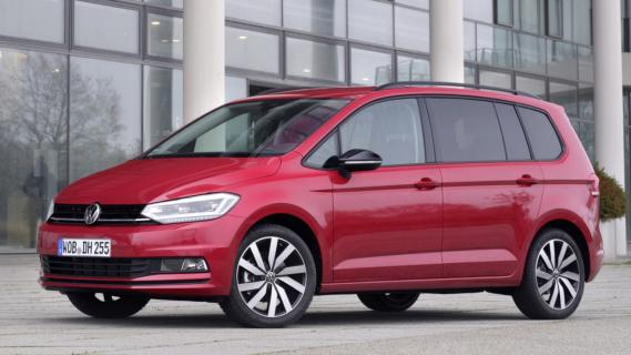 Volkswagen Touran TDI (2024) rood zijkant rechts voor schuin stilstaand