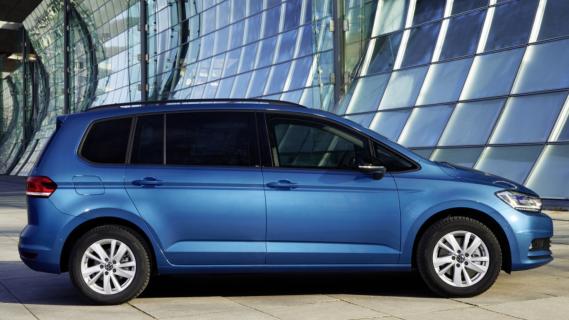 Volkswagen Touran TSI (2024) blauw zijkant rechts stilstaand