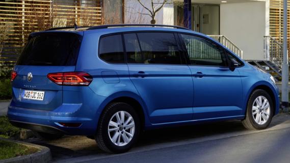 Volkswagen Touran TSI (2024) blauw zijkant rechts achter schuin stilstaand