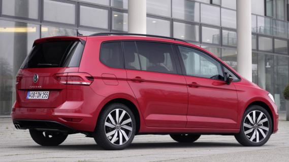 Volkswagen Touran TDI (2024) rood zijkant achter schuin stilstaand