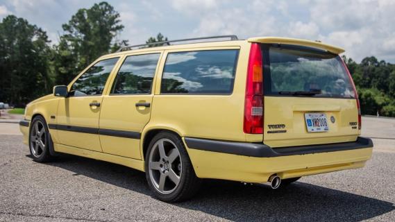 Volvo 850 T-5R Estate (1995) geel links zijkant achter schuin