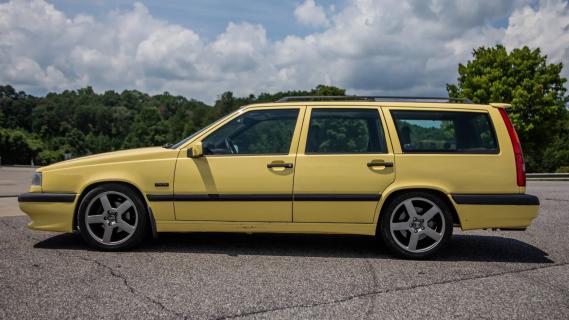 Volvo 850 T-5R Estate (1995) geel links zijkant