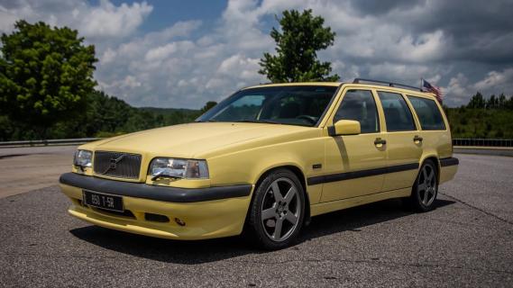 Volvo 850 T-5R Estate (1995) geel links zijkant voor schuin