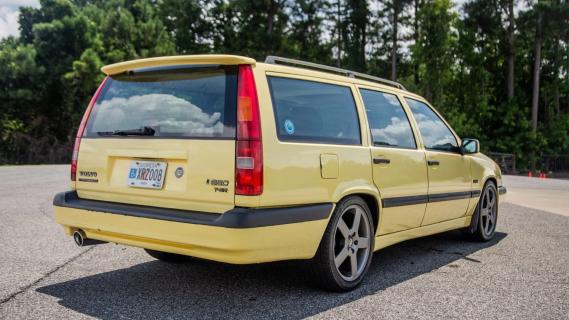 Volvo 850 T-5R Estate (1995) geel rechts zijkant achter schuin