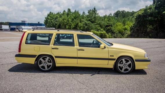 Volvo 850 T-5R Estate (1995) geel zijkant rechts