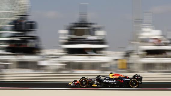 GP Abu Dhabi 2024: Max Verstappen zijkant Red Bull