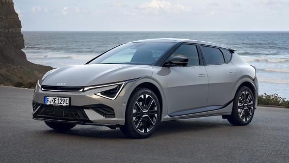 Kia EV6 Long Range GT-Line grijs (2025) zijkant linksvoor schuin bij zee