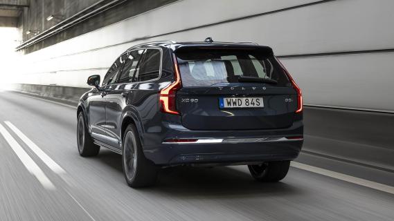 Volvo XC90 T8 blauw (2025) zijkant links achter rijdend door tunnel einde