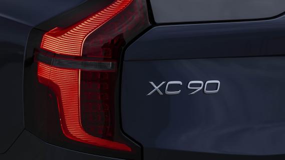 Volvo XC90 T8 blauw (2025) achterzijde detail badge