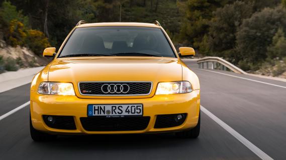 Audi RS 4 Avant (B5) Imola geel (2000) voorkant rijdend weg koplampen aan