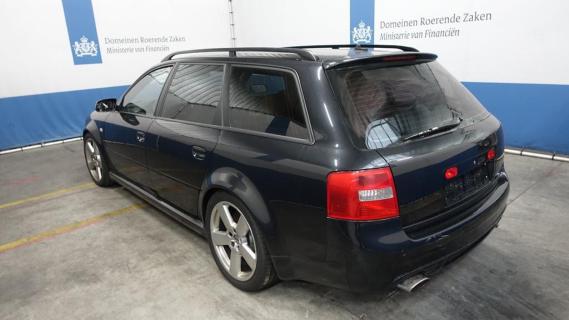 Audi RS 6 Avant (4E, C5) Zwart (2003) zijkant links achter